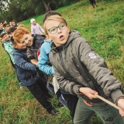 TFTBO-ChildrenPullingRope